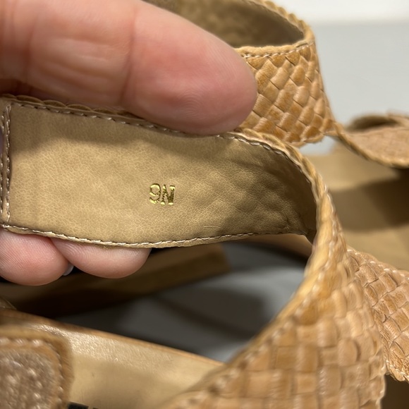{VAN ELi} Sz 9N Beautiful 1 3/4” Stacked Wood Heel w/Camel Weave Tstrap Shoe - Picture 6 of 11